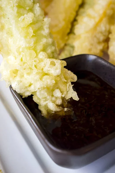 Sumergir tempura vegetal en un tazón de sopa de soja — Foto de Stock