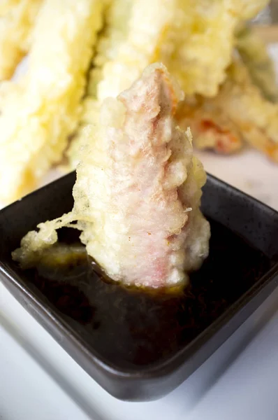 Trempage tempura de légumes dans un bol de soupe de soja — Photo