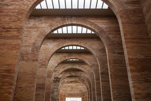 Арки и брики в центральном зале Национальной римской музы искусства — стоковое фото