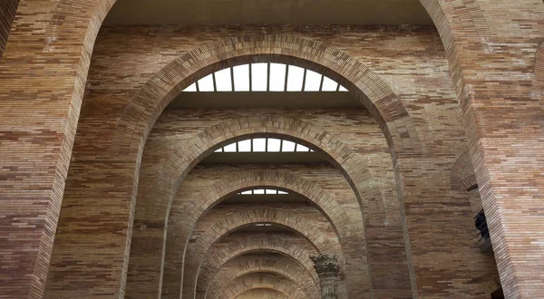 Archi e mattoni nella sala centrale della National Roman Art Muse — Foto Stock