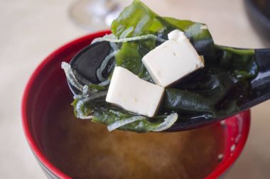 tofu ve deniz yosunu ile Japon miso çorbası