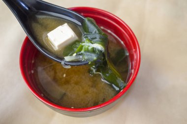 tofu ve deniz yosunu ile Japon miso çorbası