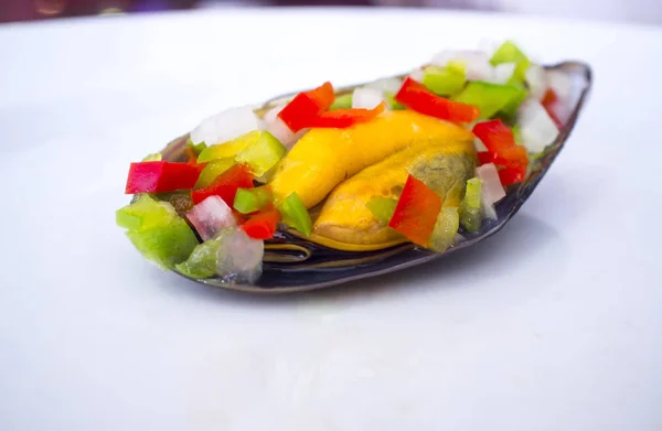 Kulit kerang air asin dibumbui dengan sayuran cincang mentah atau M — Stok Foto
