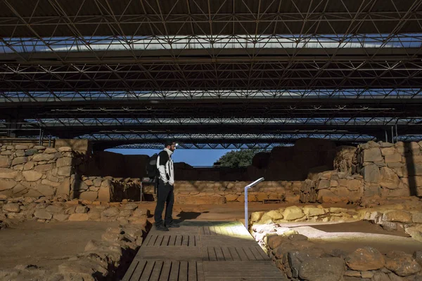 Besuch cancho roano bei Nacht mit Mondschein, zalamea, badajoz, — Stockfoto