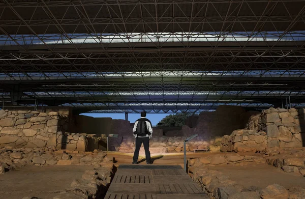 Een bezoek aan Cancho Roano at night met maanlicht, Zalamea, Badajoz, — Stockfoto