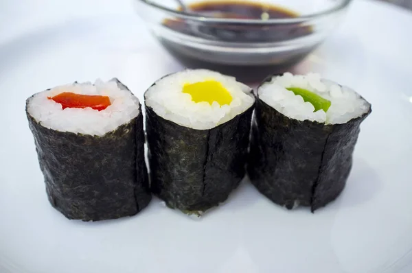 Tři papriky makizushi rohlíky s sójové omáčky mísu za — Stock fotografie