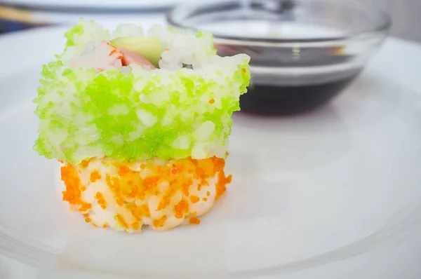 Cali krab s zelené a oranžové vejce a sójové omáčky misku za — Stock fotografie