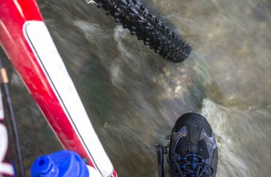 Mtb Motorcu bir sığ nehir geçiş kapısı