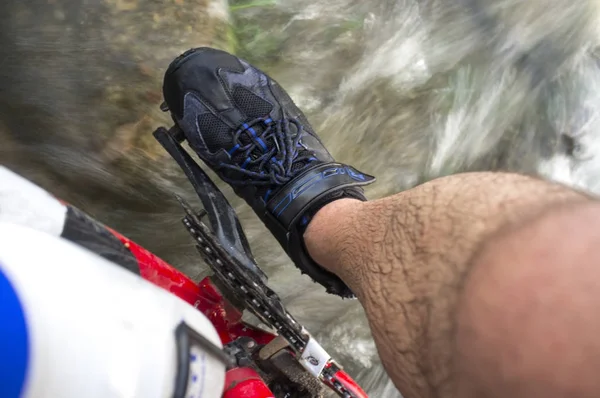 MTB biker crossing a shallow river pass — Stock Photo, Image