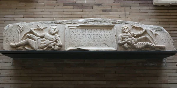 Römisches Relief, das die beiden Flüsse emerita augusta, spa — Stockfoto