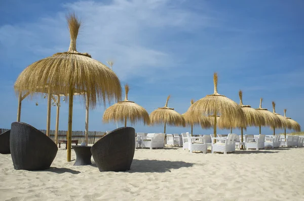 Café y restaurante sillones con mesa y sombrilla en la playa — Foto de Stock