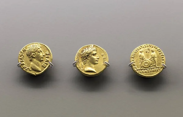 Tre gyllene mynt av Augustus kejsare — Stockfoto