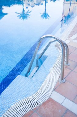 Güney İspanya Resort'ta yüzme havuzu merdiven