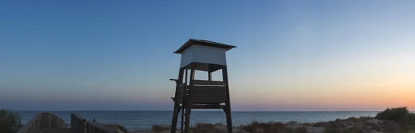 Tour de sauvetage au coucher du soleil près de la plage d'Islantilla — Photo