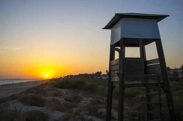 Torre de salva-vidas ao pôr do sol perto da praia Islantilla — Fotografia de Stock