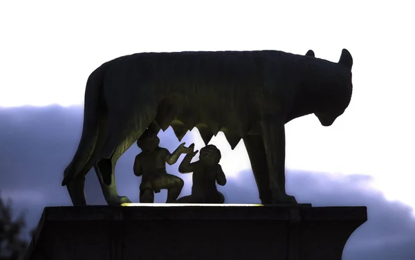 Hon-wolfen med Romulus och Remus — Stockfoto