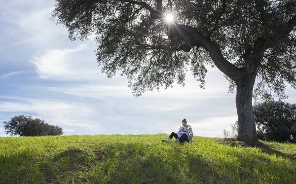 Uitgebreide borstvoeding in de natuur — Stockfoto