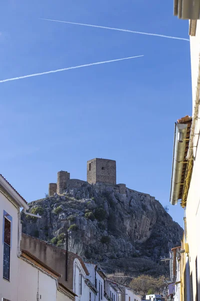 Προεξοχή λόφο κάστρο από την πόλη Belmez της Κόρδοβα, Ισπανία — Φωτογραφία Αρχείου