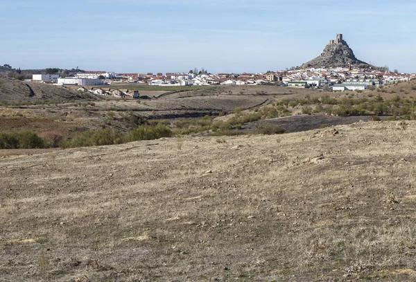 Alto rocoso Impresionante colina rocosa del Castillo de Belmez, España — Foto de Stock