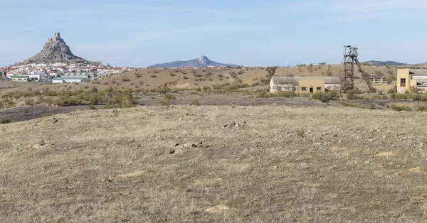 Marco de cabeza abandonado con Castillo de Belmez, Córdoba, España — Foto de Stock