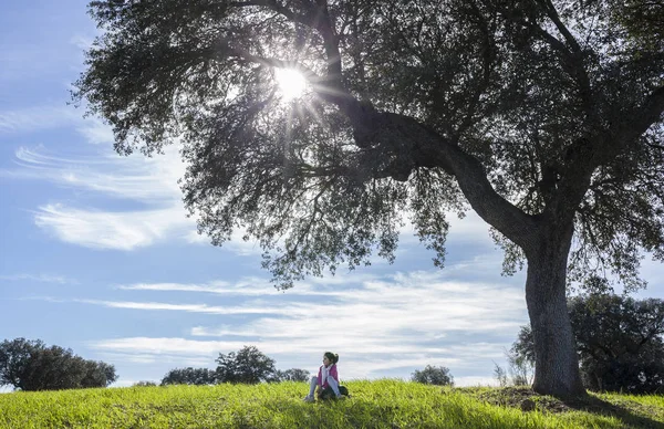 Mädchen unter Eichelbaum genießt die Natur — Stockfoto