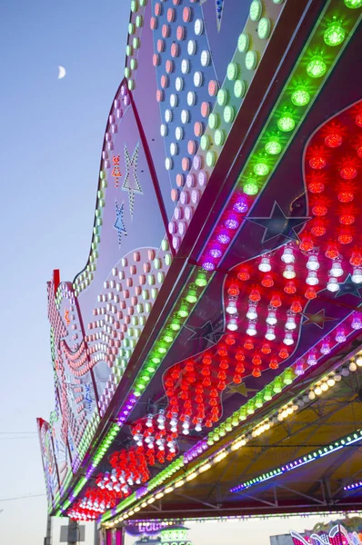 Attraction Fairground corniceabondance d'ampoules et de leds — Photo