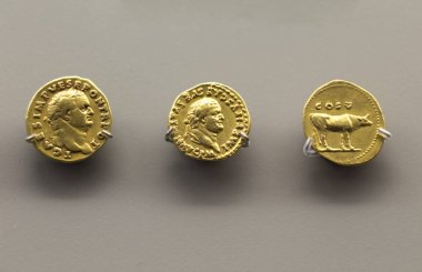 Titus İmparator üç altın sikke