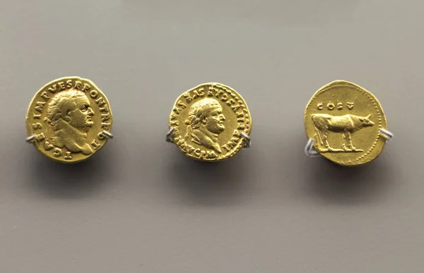 Tre gyllene mynt av Titus Emperor — Stockfoto