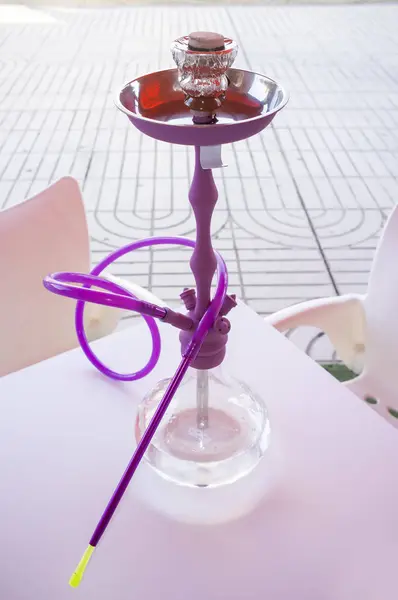 Tubulação de água moderna Shisha sobre tarrace bar mesa de plástico — Fotografia de Stock