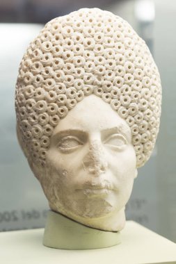 Kadın Roman kafası karışık kıvırcık saç modeli ile