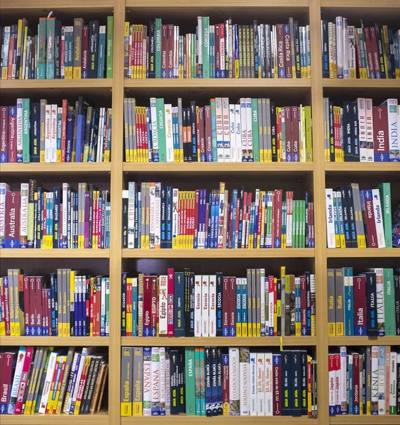 Книжковий магазин дисплей, повний подорожі керівництво книг — стокове фото
