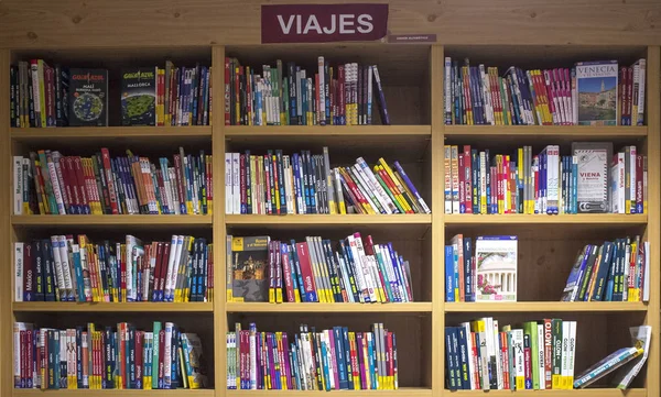 Boekhandel display vol met reizen gids boeken — Stockfoto