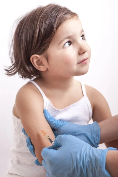 Νοσοκόμα εμβολιασμού 3 χρόνια παλιά κοριτσάκι — Φωτογραφία Αρχείου