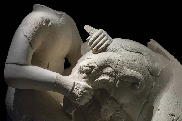 Грифомакия, скульптурная группа из калькаленита — стоковое фото