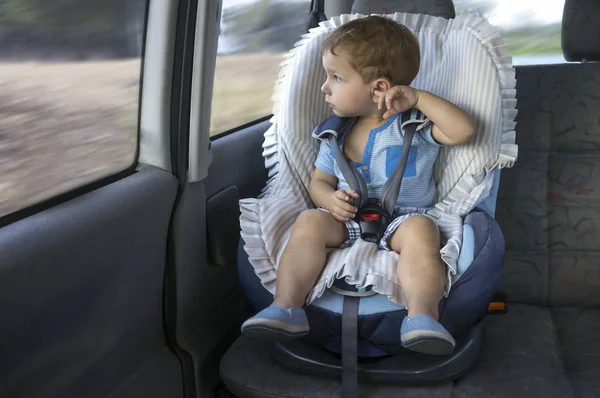 Onun araba Emanet se kırsal gözlemleyerek şirin küçük çocuk — Stok fotoğraf