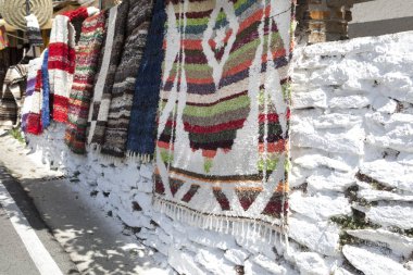 El sanatları dükkan duvarları üzerinde görüntülenen Jarrapas. Alpujarras, Gr