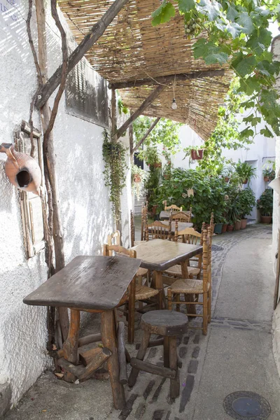 Calmo faixa estreita com terraço restaurante na cidade de Capileira. Alpes — Fotografia de Stock