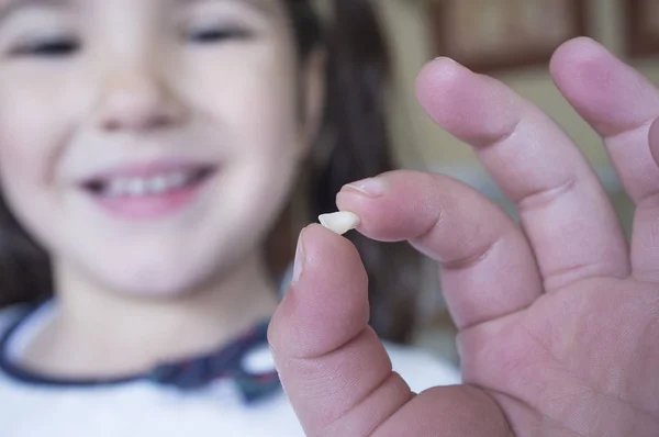 5 jaar oud meisje toont haar eerste baby tand gevallen uit — Stockfoto