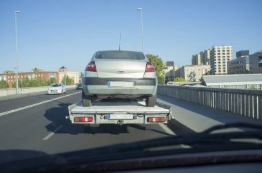 Çekici arkasında şehir sürüş