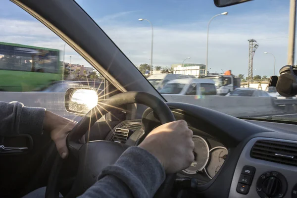 Conduite avec des reflets de soleil ennuyeux à partir du rétroviseur — Photo