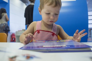 Kütüphane de meraklı 2 yıl çocuk tarama hikayeleri