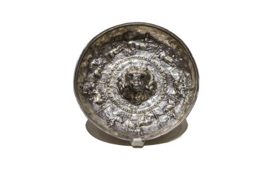 Madrid, İspanya - 10 Kasım 2017: Patera libations İber yaldızlı gümüş yapılan kültür için. Ulusal Arkeoloji Müzesi