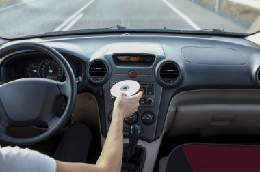 Kadın o araba kullanırken Cd ses ekleme. Şaşırtma nedeninin