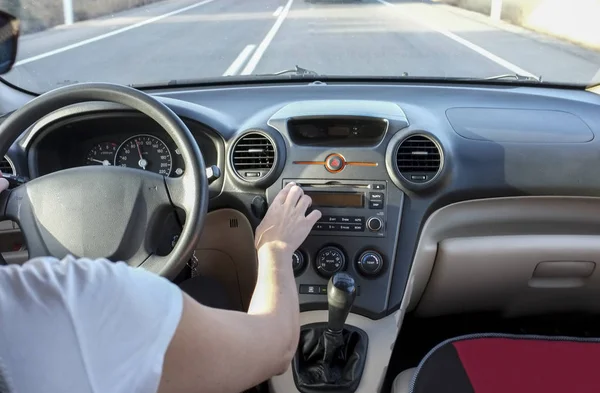 Femme appuyant sur le bouton d'éjection audio CD pendant qu'elle conduit — Photo