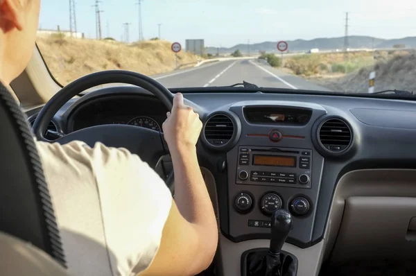 Conducente donna sempre vicino a nessuna zona di sorpasso su strada di campagna — Foto Stock