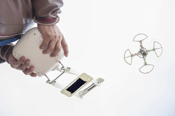 Pilotní létající dron s Fpv držák prázdný na dálkovém ovládači — Stock fotografie