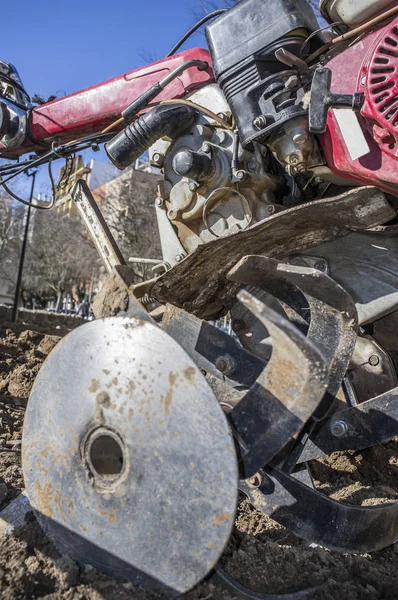 Detalle Tractor andador equipado con arado en parque urbano — Foto de Stock