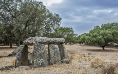 Dolmen La Lapita, arkadan görünüm, Barcarrota, İspanya