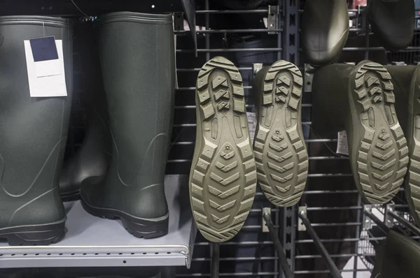 Scaffali pieni di nuovi stivali di gomma verde — Foto Stock