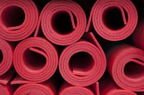 Πολλή τυλίγονται φόντο χαλάκια γυμναστικής κόκκινο αφρού — Φωτογραφία Αρχείου